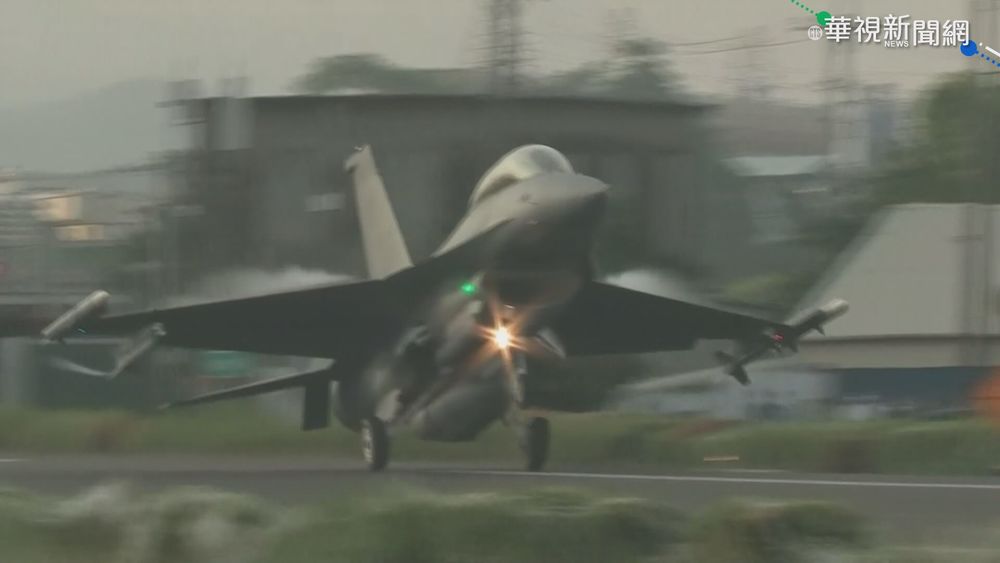 戰機起降佳冬戰備道 總統穿迷彩服視導