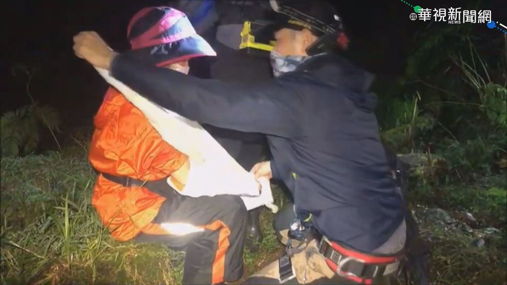 登山客骨折 警消架繩協助通過瀑布山壁