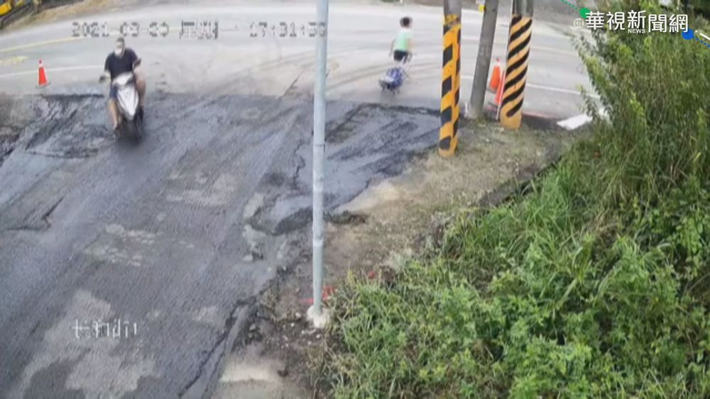 男童橫越馬路 碰! 機車煞不住...撞上
