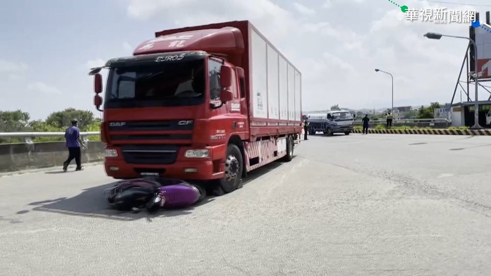 大貨車轉彎死角! 機車騎士驚悚捲車底