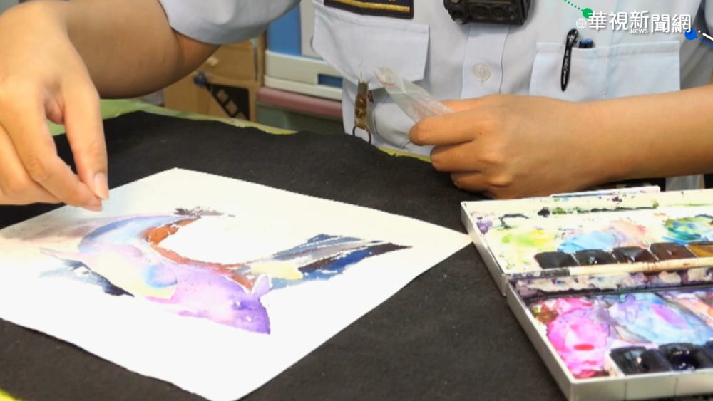 7收容人繪巨幅砂畫 重現澎湖藍洞美景