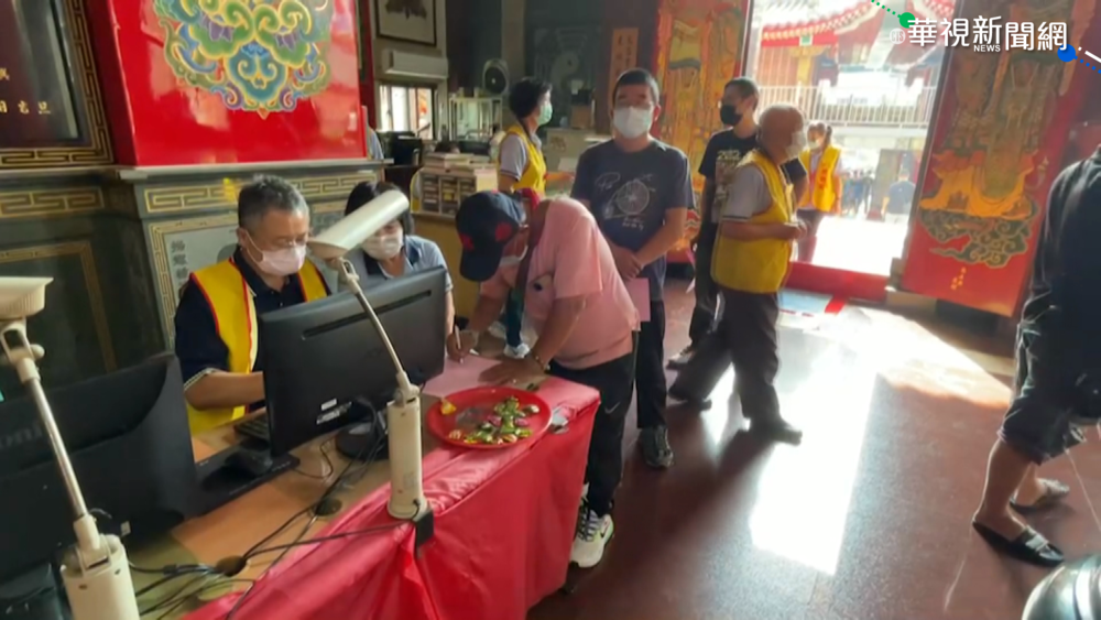 寺廟備180萬紓困金 吸民眾排隊擲筊