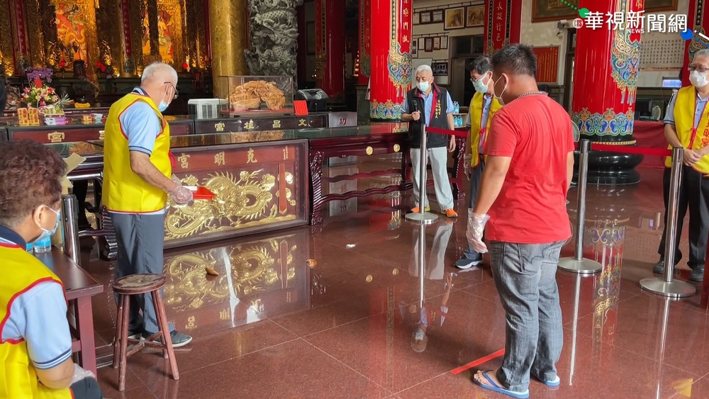 南投1寺廟開放神明紓困金 信眾擠爆