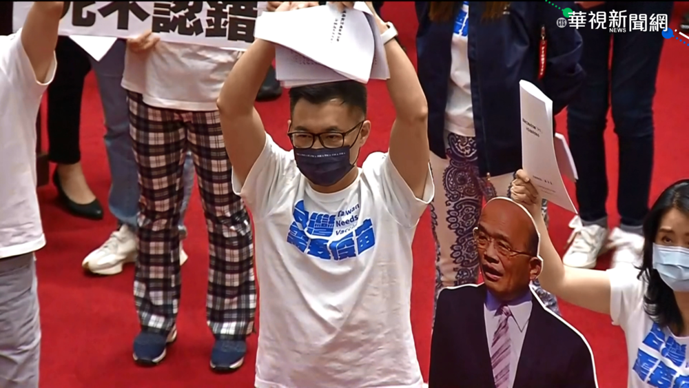 不滿行政院"3+11"報告 藍委怒撕毀