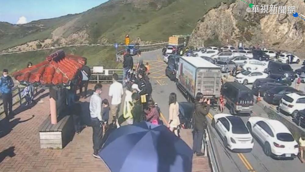 連假瘋出遊! 武嶺停車場一早就爆滿