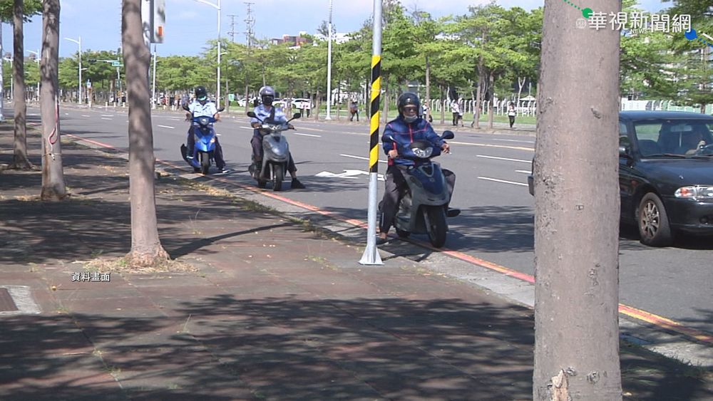 騎士等紅燈"下車"躲太陽 恐觸法吃罰單