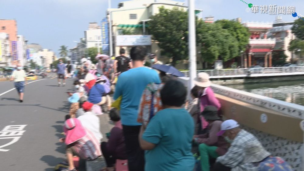 中秋發物資奇景 石頭.樹葉.都來排隊