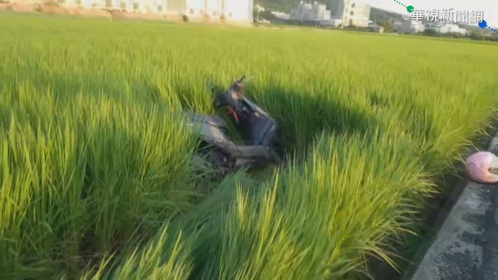 路口擦撞轎車 女騎士連人帶車慘摔稻田