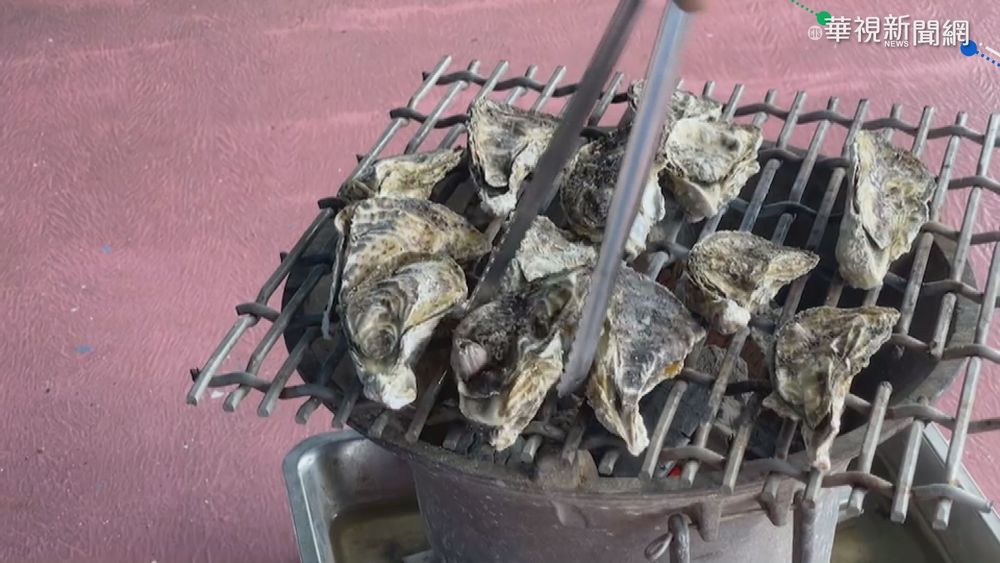 澎湖碼頭人潮多 海上平台海釣烤鮮蚵