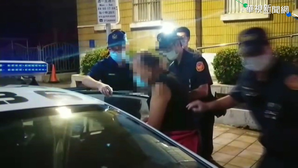 推車"壓腳"起衝突 男捷運車廂亮刀揮舞