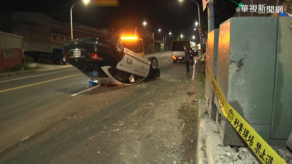 警車自撞變電箱翻覆 2警脫困送醫