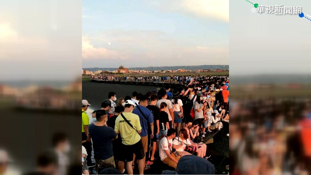 中秋連假 高美濕地人潮擠爆木棧道
