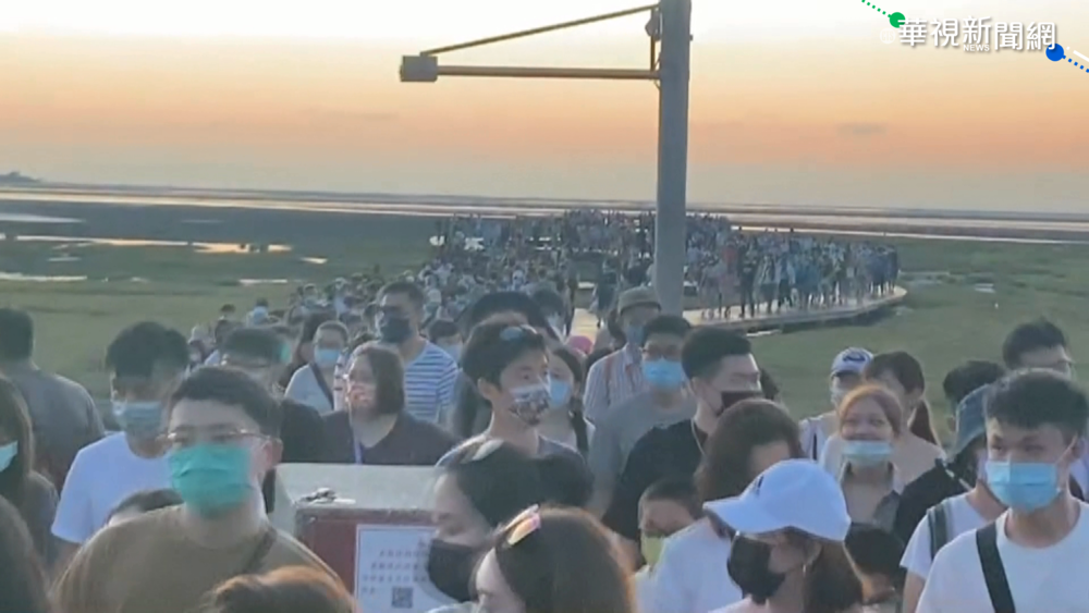 高美濕地遊客爆量 驚!木棧道擠滿上百人
