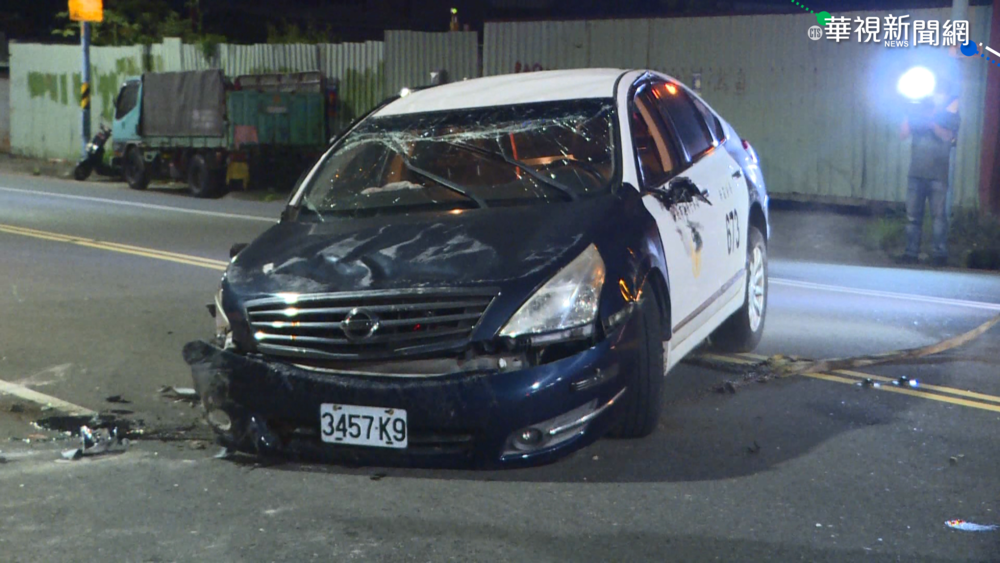 員警開車撞變電箱 "警車翻肚"2人輕傷