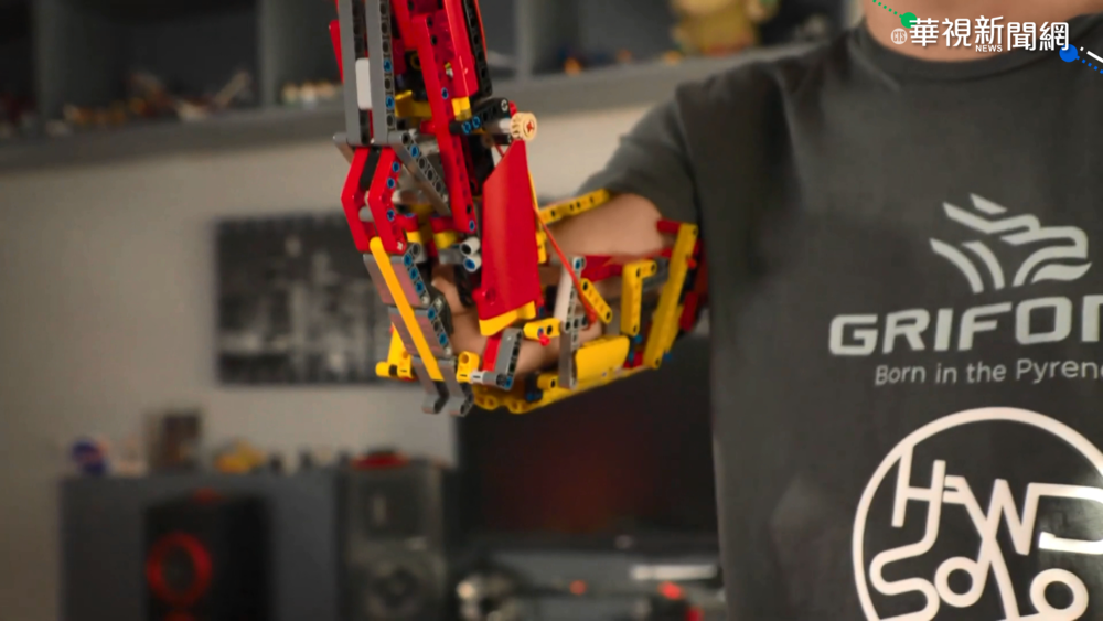 身障青年研發"積木手臂" 還可彎曲取物