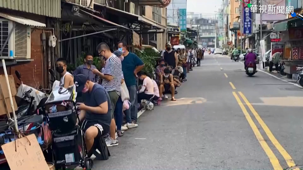 高美濕地湧入逾3500人 木棧道擠爆!