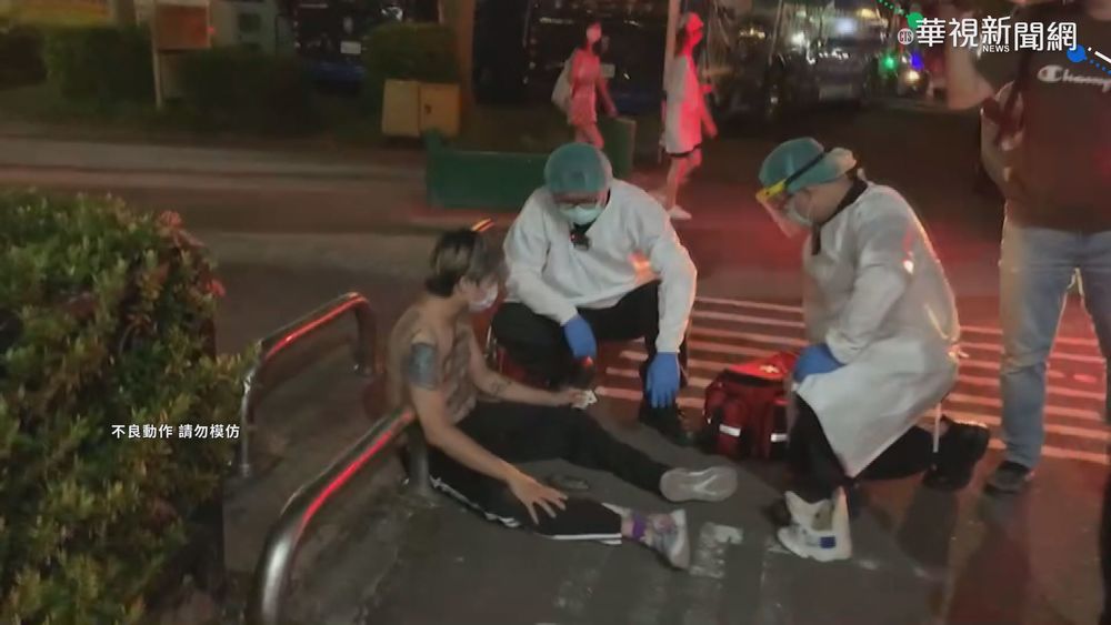 網紅亂入新莊棒球場 比賽一度中斷