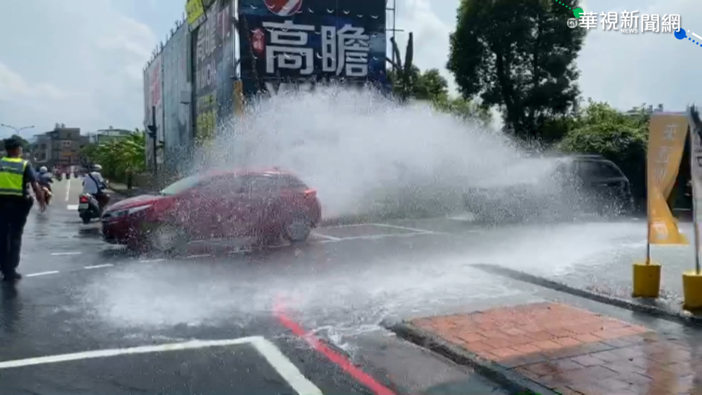 曳引車撞壞水閥! 水花四濺變"洗車水道"