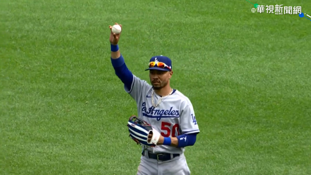 道奇暖男Betts! 為敵隊菜鳥換回紀念球