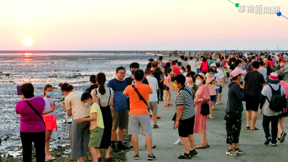 彰化海空步道夕陽美 遊客群聚交通亂