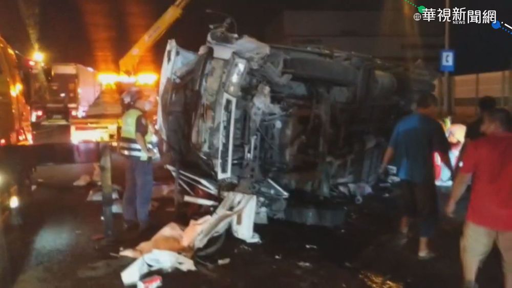 國道肥料車翻覆 駕駛受困無生命跡象