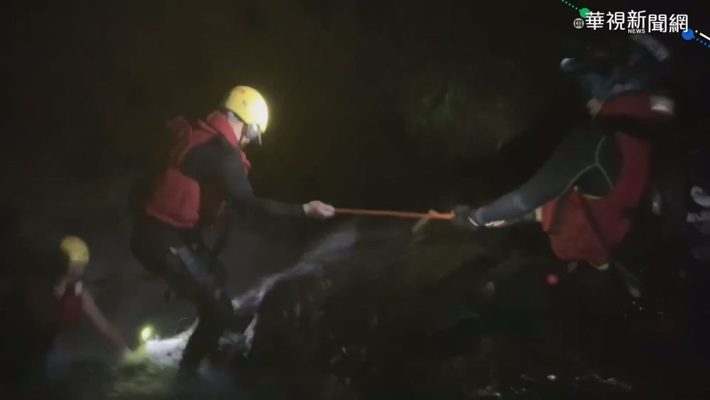 溯溪遇暴雨3人受困 警消3小時找到人