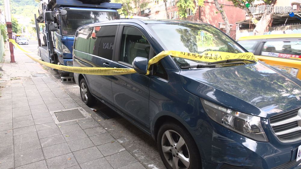 托運貨車斜坡下滑 駕駛遭兩車夾擊