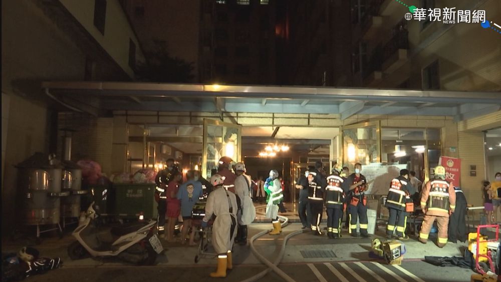 新北土城大樓暗夜竄火 住戶窗邊求救