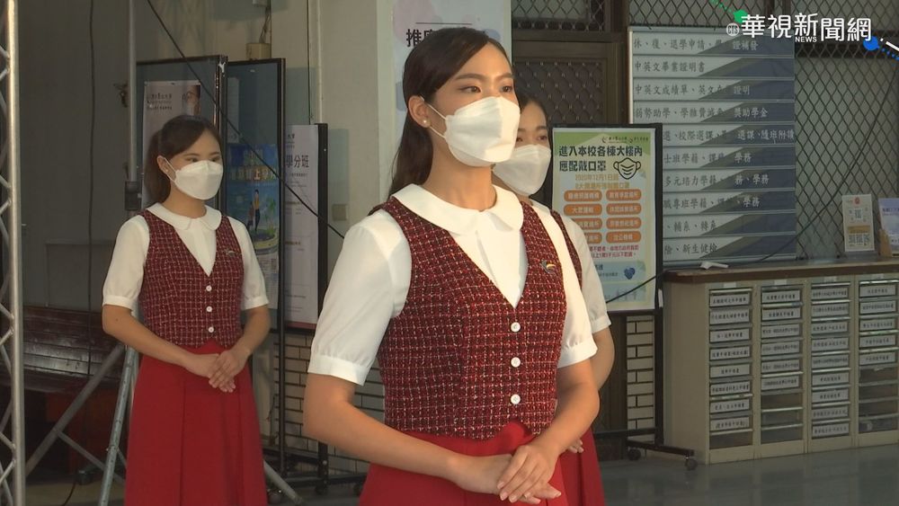 台北大學親善團 為國慶練"眼睛笑"迎賓