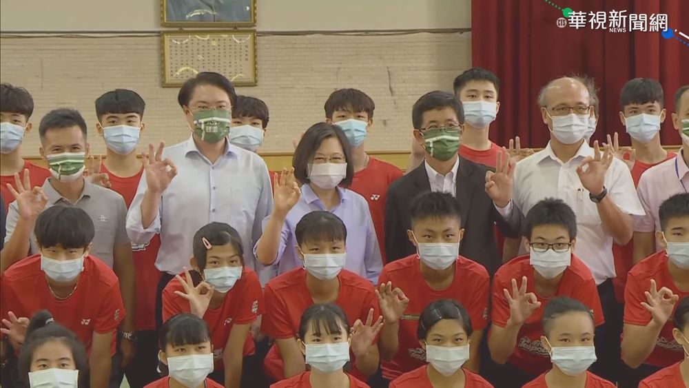 總統訪視李洋母校基中 替羽球隊打氣