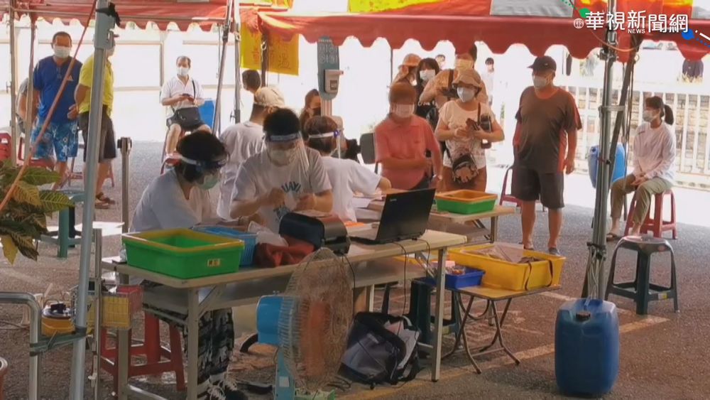 近2百人搶打疫苗 接種站變｢菜市場｣