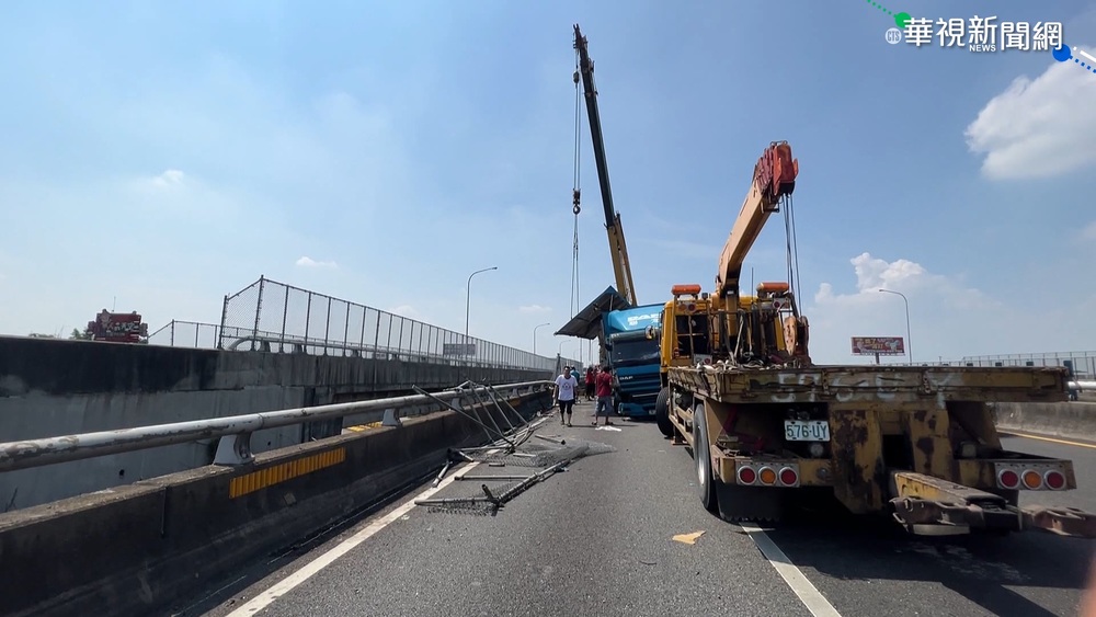 開車滑手機? 貨車自撞護欄.物品散一地