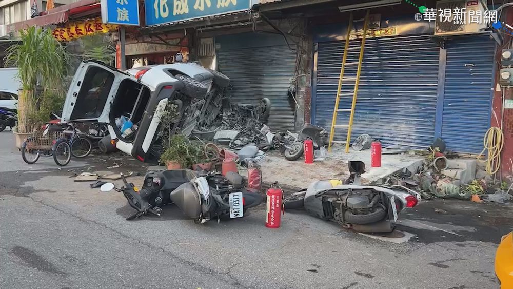 休旅車撞民宅側翻 住戶嚇醒奪門查看