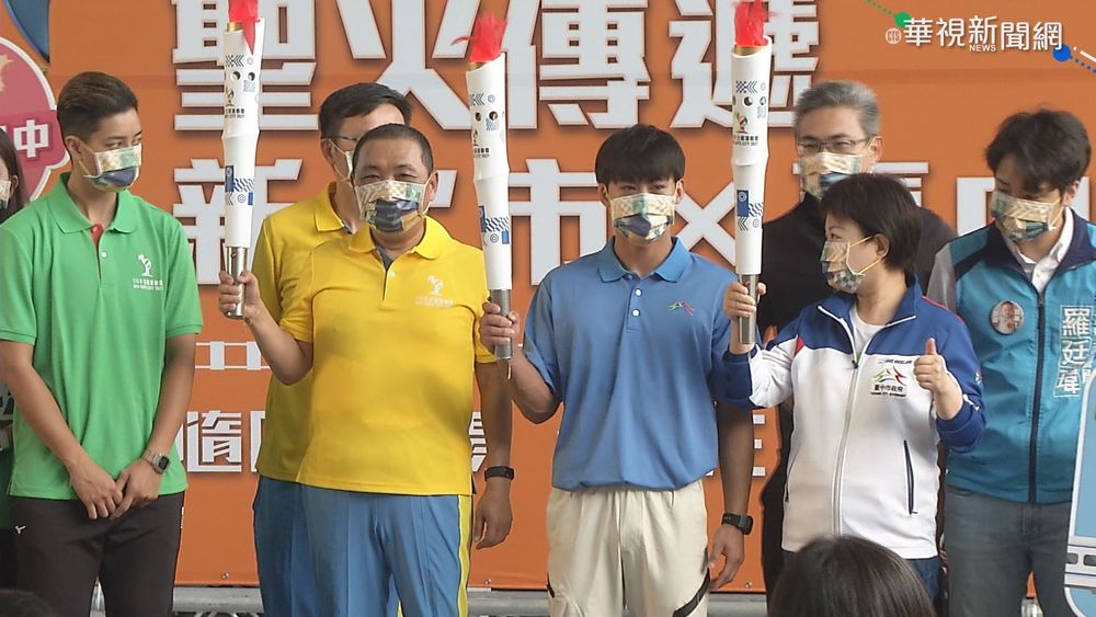 全運會聖火傳台中 "侯.盧"合體交接
