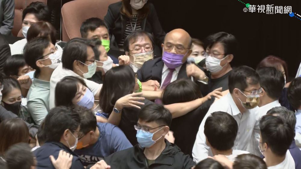 突破藍營杯葛 蘇揆狂吼54字施政報告!