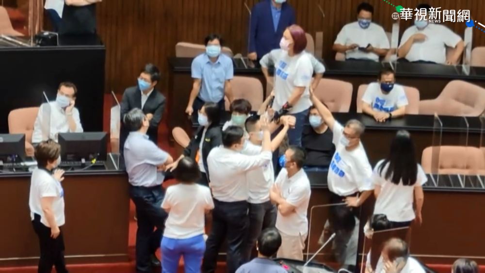 綠營夜宿議場備戰 藍清晨突襲爆衝突