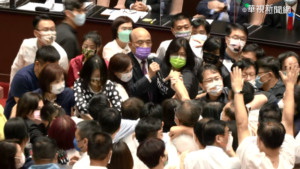 亂! 藍營3度杯葛蘇揆 潑水.砸麥爆衝突