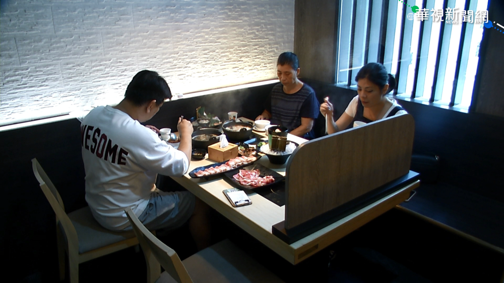 解封! 台中即起同住親友共餐免隔板