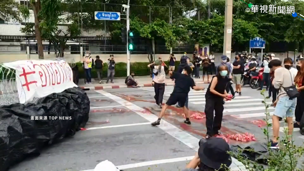 泰反政府瞄準總理府 遭警方水砲車回擊