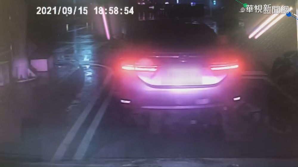 救護車急送患者就醫 轎車等紅燈不讓?