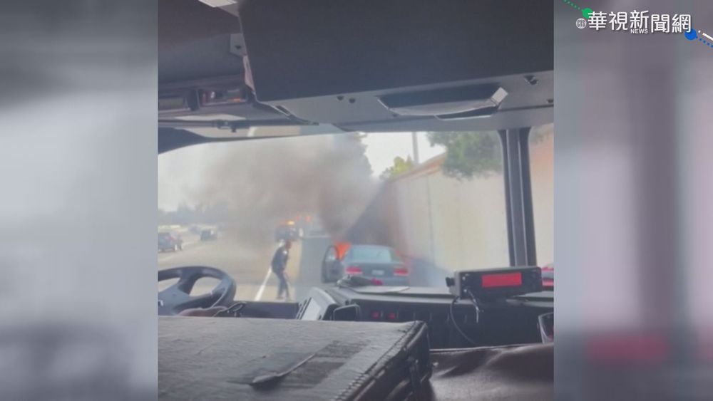 美火燒車駕駛未逃出 警驚險急救人