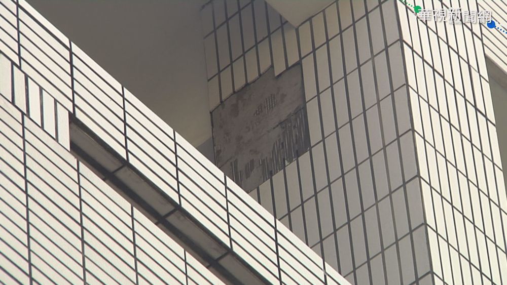 磁磚膨脹掉落! 校方急用"膠帶黏"防砸人