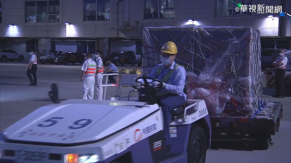 首批55萬劑客製化BNT 清晨5:10抵台