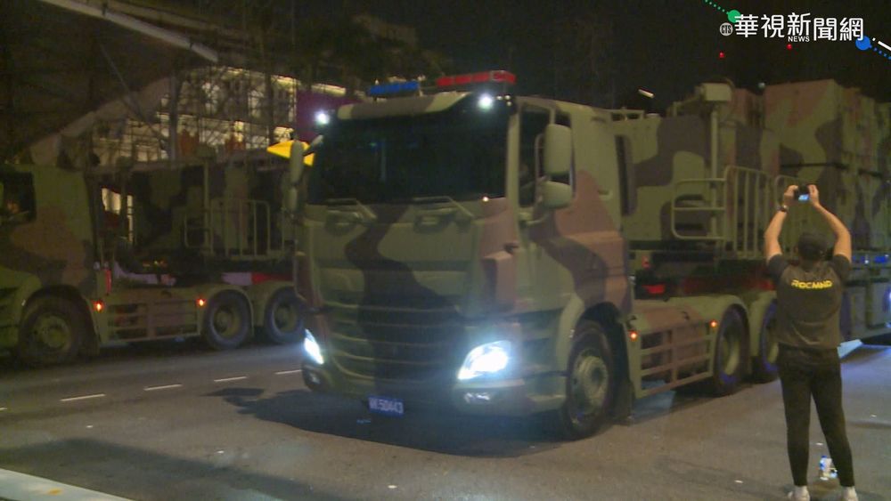 國慶"捍衛台灣"車隊夜校 陸劍二飛彈首亮相