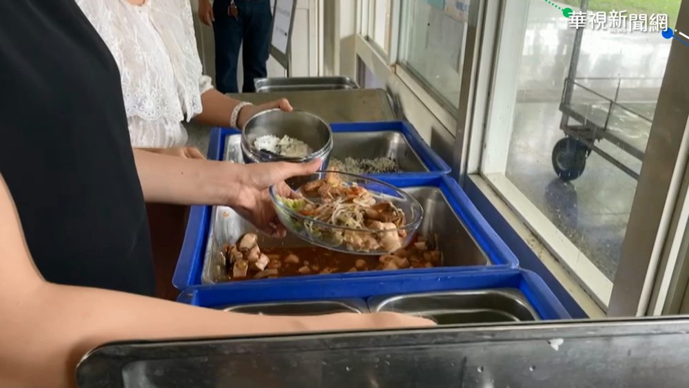 營養午餐有蟑螂.塑膠片! 廠商遭罰解約