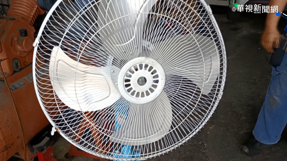 隔壁烤漆廠刺鼻 置電扇竟遭對方踢翻