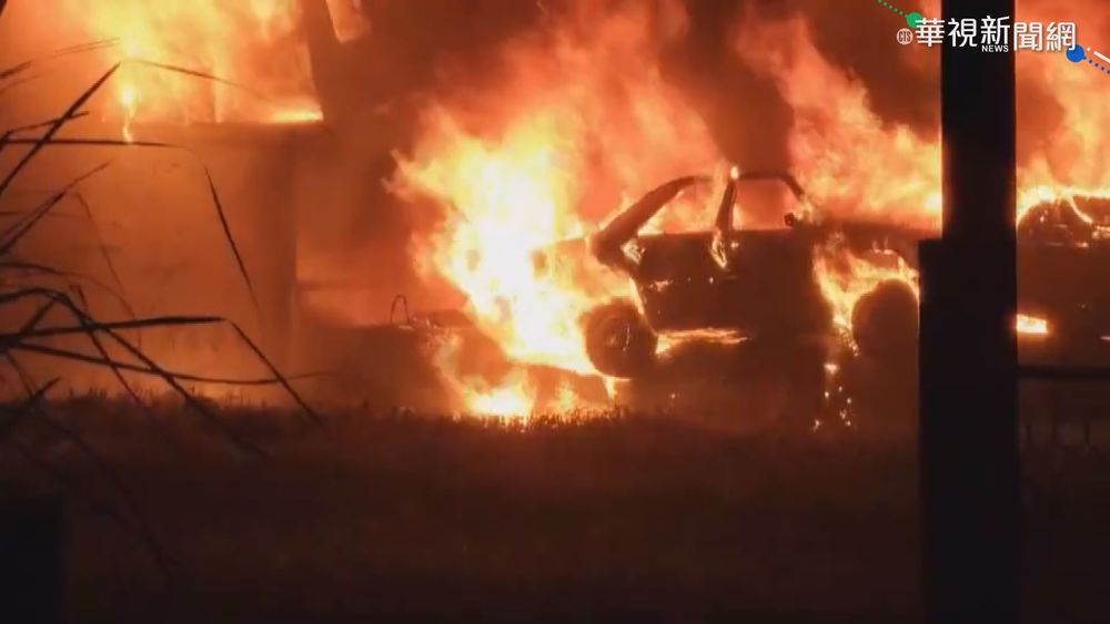 桃園回收場大火竄燒 出動高效能化學車滅火