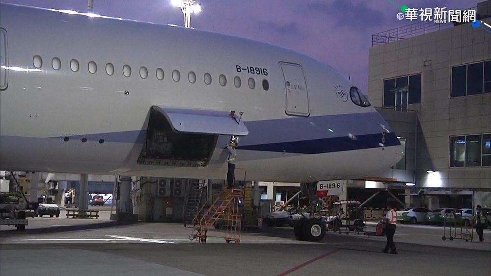 第2批60多萬劑客製化BNT 清晨5:16抵台