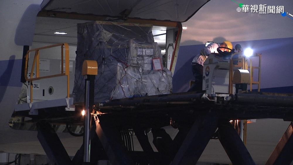 第2批60多萬劑客製化BNT 清晨5:16抵台