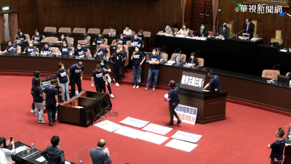 "焦土戰"癱瘓議事 國民黨團推倒備詢台